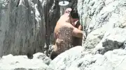 Amalfi Sahili'nde Balayı Tatili Yapan Dua Lipa ve Callum Turner'ın Plajdaki Anları Tartışma Yarattı