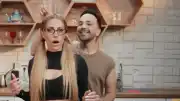 Derya Uluğ, nişanlısı Asil Gök'ün yeni solo çalışmasına klip desteği verdi