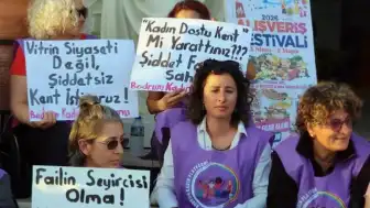 Kadınlardan Ozan Güven'e Sahne Önünde Protesto