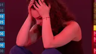 Yarışmada büyük ödülü kaçıran D.E. duygusal anlar yaşadı