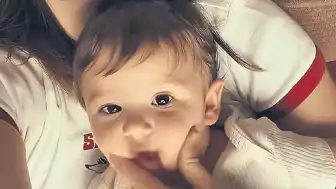 Gizem Karaca Kızı Y.'ın Yüzünü İlk Kez Paylaştı