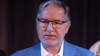 İlahiyatçı Mustafa Karataş canlı yayında kardeşinin vefat haberini aldı