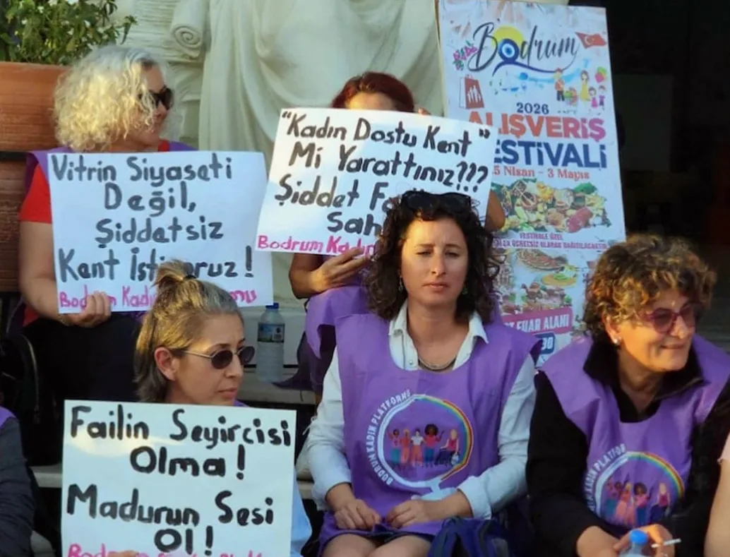 Kadınlardan Ozan Güven'e Sahne Önünde Protesto
