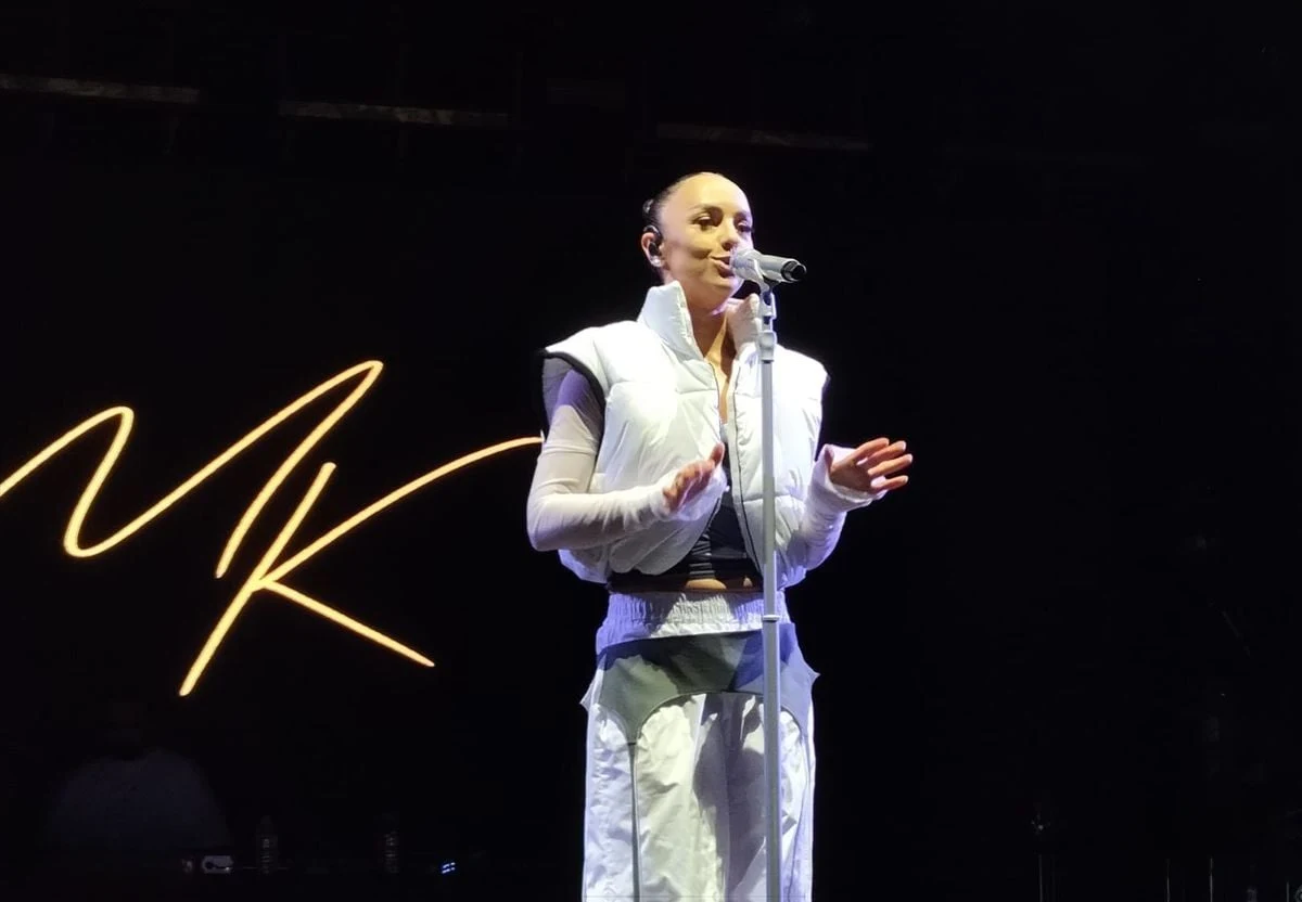 Rus sanatçı Mari Kraimbrery Antalya'da konser verdi